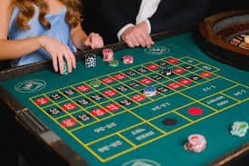 mingalar88 APP တွင် Live Casino နှင့် Slots ကစားနေသောပုံ